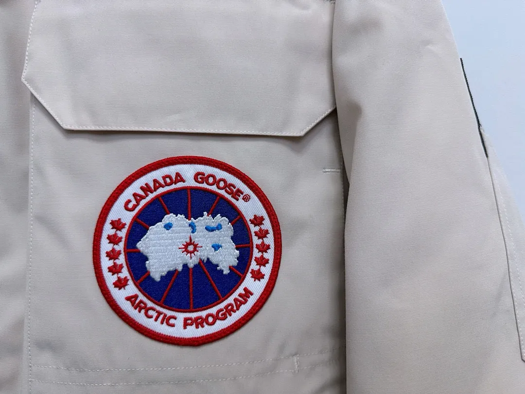 P780 Top Purchasing Version (Wolf Hair Optional) 🇨🇦CANADA GOOES 24 new models 08 models/couple models Factory direct supply: supplying global purchasing agents, micro-business, entities, Tmall, high-end stalls and studio cooperation, free shipping! Canada Goose Expedition Parka 2008 is the same style for men and women. It is mid-length and the most timeless classic. All Arctic and Antarctic scientific expedition teams choose Canada Goose as their cold-proof equipment. It is the Rolls-Royce of down jackets. ➖ Industry-leading anti-counterfeiting chip sensing. ➖ Imported Behringer embroidery machines and customized embroidery labels, the highest level and industry leading. ➖ Imported Korean 21-count polyester-cotton blended original fabric, TC85 waterproof coated fabric, water-repellent, windproof and wear-resistant. ➖ The new national standard 80 white duck down is filled with an average of 520 grams of down. The amount of down filled is industry-leading. ➖ 100% nylon lining with double double-layer sealing design to prevent velvet running, and seamless thread design on the cuffs! ➖ Western Canadian Green Wolf Collar. ➖ Yoshida YKK provides original factory-customized electroplated sliders. YKK two-way lockable zippers are tight and smooth and do not peel off paint. ➖ 3M composite Velcro is durable and the accessories and hardware are all custom-made. Note: Our copywriting is only simple and clear. Instead of bragging about the copywriting, it is better to compare and understand with samples. Only for the purest goose, the most dedicated, the most professional, the highest quality, the highest cost performance!  Size:XS-XXL